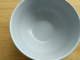 3、离不了的红油辣椒,准备一个干净无水的,耐高温的碗,最好是陶瓷的。