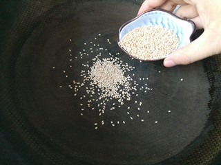 5、离不了的红油辣椒,小火,无水无油的锅,加入生芝麻,炒熟。