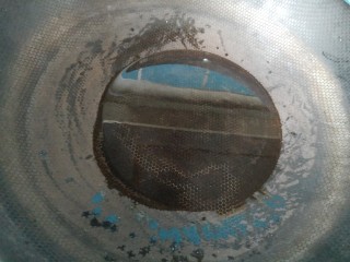 7、离不了的红油辣椒,然后锅里,加些适量食用油,小火哦!