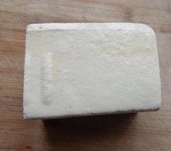 1、香煎豆腐,买来的豆腐，因为煎豆腐所以最好选择老点的豆腐。不然翻面的时候容易坏。