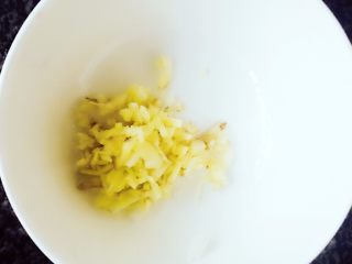 3、香煎豆腐,姜蒜切成末。