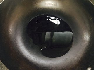 5、香煎豆腐,倒油烧到七分热。油的多少根据豆腐的多少决定。