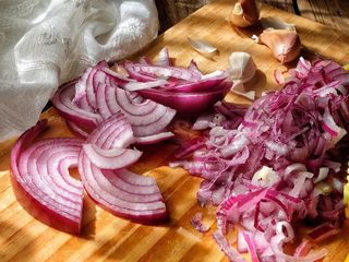 9、健康低脂 绵软拉丝厚底披萨,切好的洋葱一半切成碎末 一半切丝