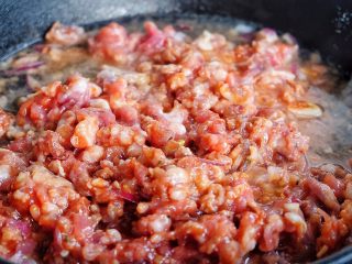 16、健康低脂 绵软拉丝厚底披萨,将腌好的肉末放入锅中，加入半锅底水，小火翻炒