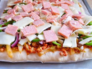 23、健康低脂 绵软拉丝厚底披萨,放上肉片
