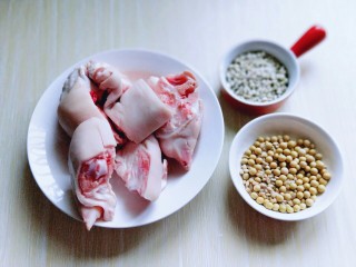 1、黄豆猪脚汤#电饭煲版#,准备食材。