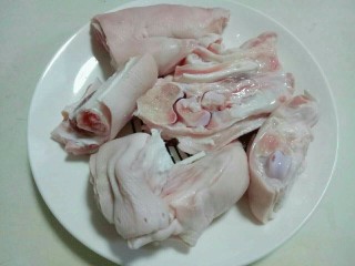2、黄豆猪脚汤#电饭煲版#,猪蹄，一切四，洗干净。(我超市买的，店员给切好的)