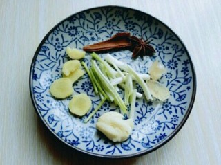 5、黄豆猪脚汤#电饭煲版#,葱姜蒜去皮切好。