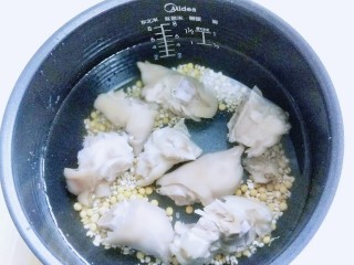8、黄豆猪脚汤#电饭煲版#,加入清水，适当多一些。我加到了电饭煲的汤功能的中档水位。