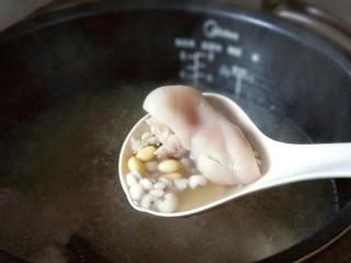 11、黄豆猪脚汤#电饭煲版#,电饭煲鸣笛了，打开盖子香味扑鼻而来。猪脚糯糯的。