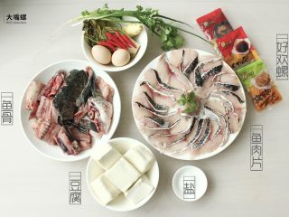 1、特色螺蛳斑鱼锅丨大嘴螺,准备食材,斑鱼剔骨切块,鱼骨部分和鱼片分开挑选出来(在菜市可以让师傅帮忙切好)