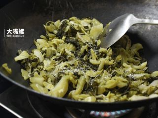 4、特色螺蛳斑鱼锅丨大嘴螺,热锅不放油,放酸菜加入适量盐和糖,沥干水份的同时中合一下酸菜的酸味,沥干后盛出备用