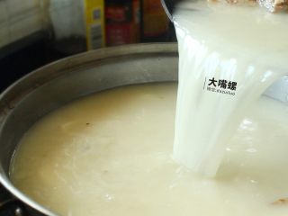 10、特色螺蛳斑鱼锅丨大嘴螺,将鱼骨汤倒入锅内,鱼骨可留可弃