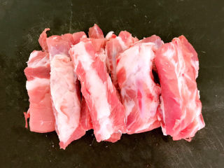 3、冬至美食    简单易做的家常红烧排骨,把排骨清洗干净