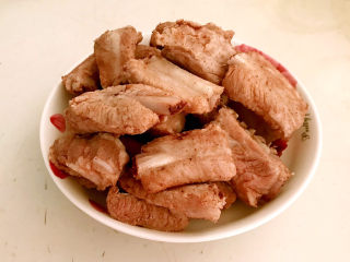 6、冬至美食    简单易做的家常红烧排骨,把焯好的排骨捞出来，用温水清洗干净