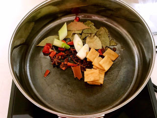 8、冬至美食    简单易做的家常红烧排骨,油烧热后加入所有干调料和葱姜，煸炒出香味