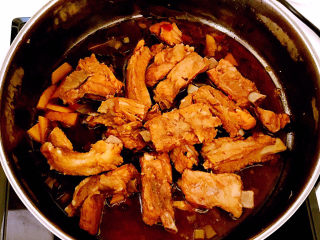 14、冬至美食    简单易做的家常红烧排骨,排骨烧熟了，大火收汁，留少许底汁，加入精盐调味即可