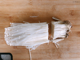 4、金针菇炒蛋,金针菇去蒂。