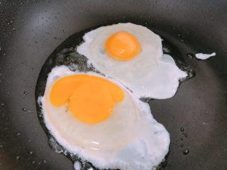 8、金针菇炒蛋,锅内热油，打入鸡蛋。