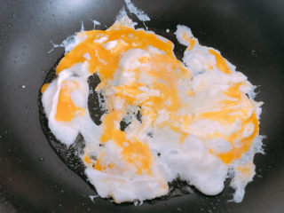 9、金针菇炒蛋,撒点盐，把鸡蛋打散。