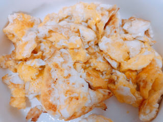 11、金针菇炒蛋,捞起鸡蛋。