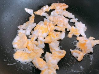 10、金针菇炒蛋,两面翻炒。