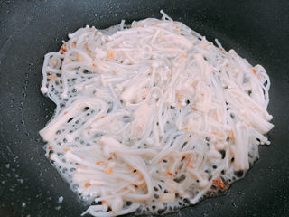 13、金针菇炒蛋,翻炒金针菇。