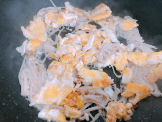 14、金针菇炒蛋,加入鸡蛋。