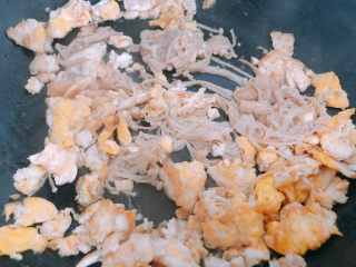 15、金针菇炒蛋,加点生抽蚝油鸡精一起翻炒。