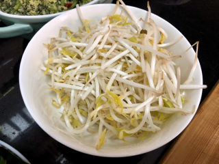 11、酸汤牛肉➕酸菜粉丝牛肉,绿豆芽洗净备用