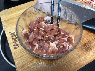 10、酸汤牛肉➕酸菜粉丝牛肉,拌匀腌制10分钟