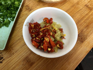 14、酸汤牛肉➕酸菜粉丝牛肉,干辣椒切碎，泡椒切碎