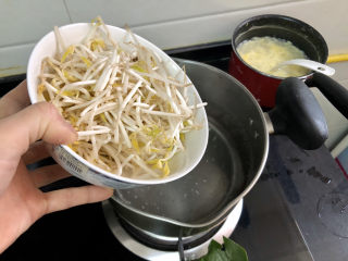 29、酸汤牛肉➕酸菜粉丝牛肉,加入绿豆芽烫十来秒