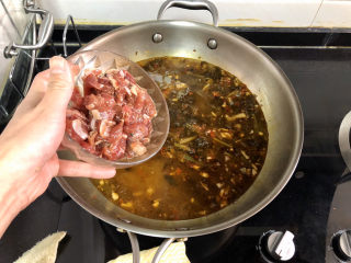 34、酸汤牛肉➕酸菜粉丝牛肉,转大火，一片片加入牛肉，搅散