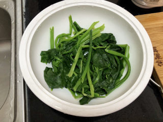 36、酸汤牛肉➕酸菜粉丝牛肉,菠菜铺在盘底，然后上面铺绿豆芽