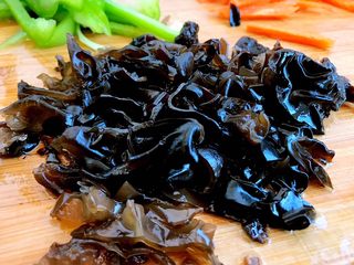 4、清炒白玉菇,木耳洗净切丝