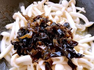 8、清炒白玉菇,然后加入木耳翻炒均匀