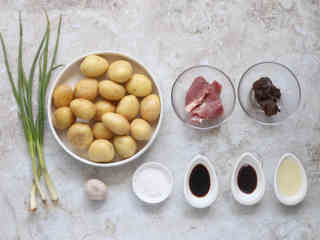 1、肉末酱香小土豆,准备好所需食材和调味。