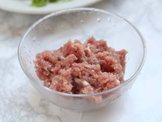 2、肉末酱香小土豆,将猪肉剁成肉糜