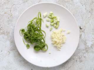 3、肉末酱香小土豆,葱撕成葱丝，葱白待用；蒜剁细碎。