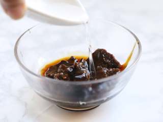 4、肉末酱香小土豆,东北大酱、生抽、糖、蚝油混合放入小碗中，加些许水调匀