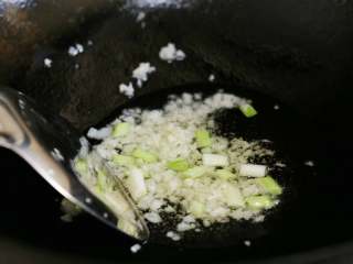 6、肉末酱香小土豆,锅中留底油，放入蒜和葱白爆香。