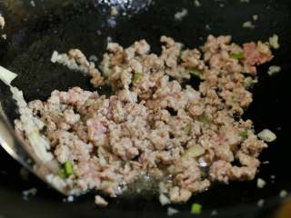 7、肉末酱香小土豆,放入肉糜炒散至变色。