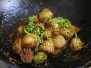 12、肉末酱香小土豆,出锅前撒上葱丝即可。