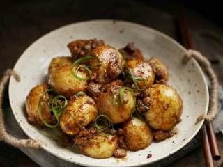 13、肉末酱香小土豆,美味的肉末酱香小土豆就做好了。