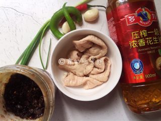 1、拍蒜豉香蒸大肠,食材。