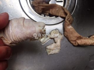 2、拍蒜豉香蒸大肠,大肠里外翻个面,把那些油和杂质都去掉。