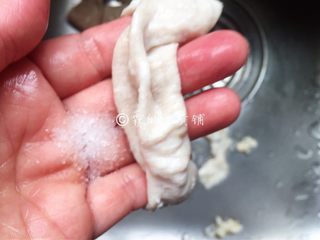 3、拍蒜豉香蒸大肠,用盐和面粉搓洗干净,随后用流水彻底冲洗。