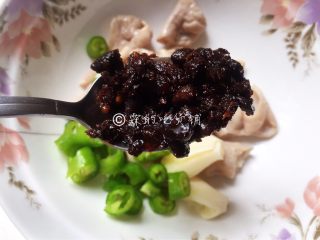 7、拍蒜豉香蒸大肠,把切好的大肠和辣椒、蒜放入碗中,再加入豆豉。