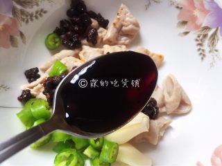 8、拍蒜豉香蒸大肠,老抽和生抽。